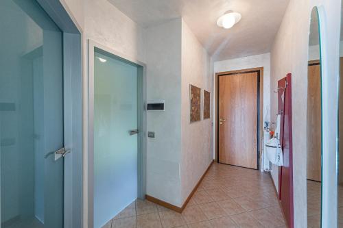 pasillo con puerta de cristal y baño en Poggio Picedo P1-32 by Wonderful Italy, en Polpenazze del Garda
