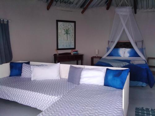 Ένα ή περισσότερα κρεβάτια σε δωμάτιο στο Wildview Self Catering Cottages Coffee Bay, Breakfast & Wi-Fi inc