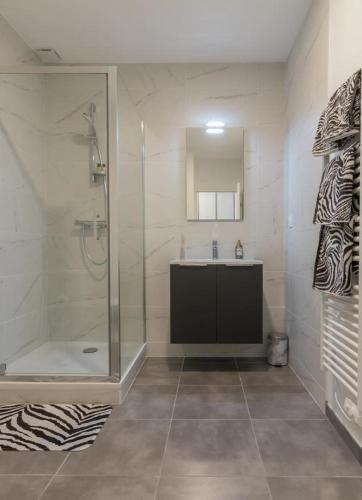 a bathroom with a shower and a sink at Domaine le Caprougeat in Daux