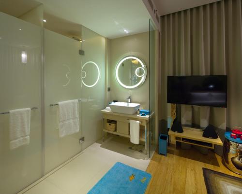 فندق انديجو هونغ كونغ آيلاند في هونغ كونغ: حمام مع حوض ومرآة