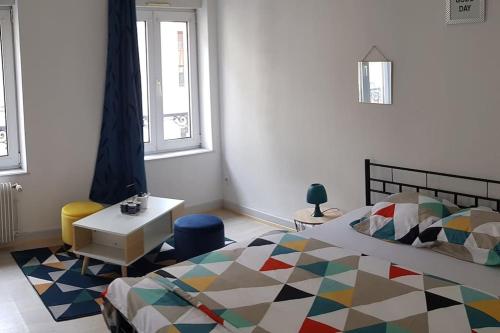 - une chambre avec un lit, une table et une fenêtre dans l'établissement Home CITY GARE, à Strasbourg