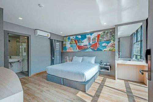 1 dormitorio con 1 cama y una pintura en la pared en Hyde Park Hotel Bangkok, en Bangkok