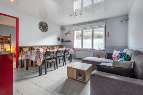 un salon avec un canapé et une table dans l'établissement Le Célesthémy, à Cornimont