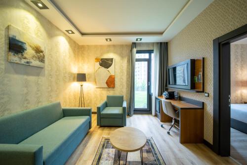 One-Bedroom King Suite with Balcony - Smoking