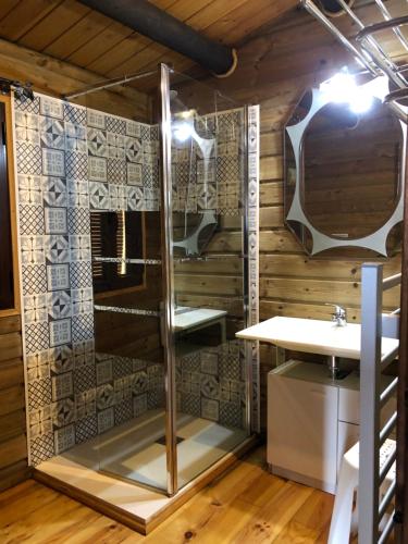y baño con ducha y lavamanos. en Cabañas De Madera Y Bungalows - Gilmañas 3 en La Iruela
