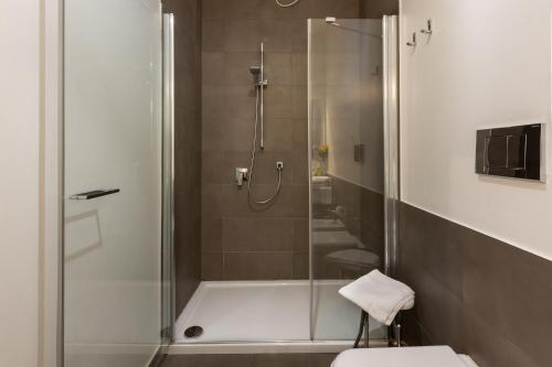 W łazience znajduje się przeszklony prysznic i toaleta. w obiekcie Bed & Breakfast Il Carignano w Cagliari