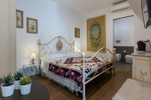 sypialnia z łóżkiem i łazienką w obiekcie Bed & Breakfast Il Carignano w Cagliari