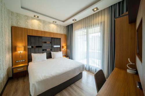 One-Bedroom King Suite - Top Floor/Smoking