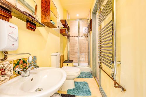 een badkamer met een witte wastafel en een toilet bij Family Country Cottage with a private Valley View in Scarborough