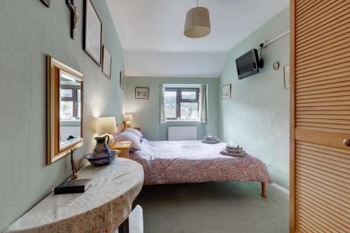 - une petite chambre avec 2 lits et un miroir dans l'établissement Charming Historical Cottage in Scarborough, à Scarborough