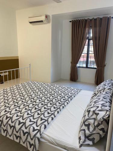 Ένα ή περισσότερα κρεβάτια σε δωμάτιο στο Comfy Sutera Seberang Jaya