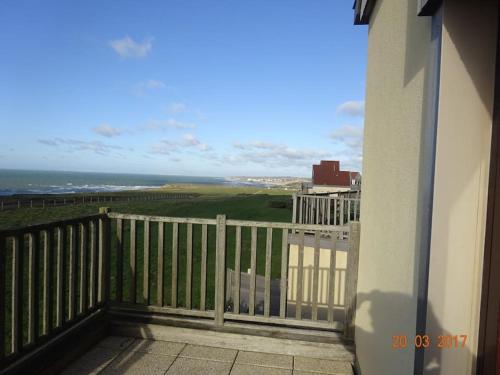 balkon z widokiem na ocean w obiekcie exceptionnel penthouse vue mer w mieście Wimereux