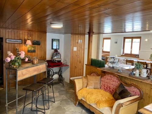Il comprend un salon avec un canapé et une table. dans l'établissement Täschalp Restaurant&Lodge, à Täsch