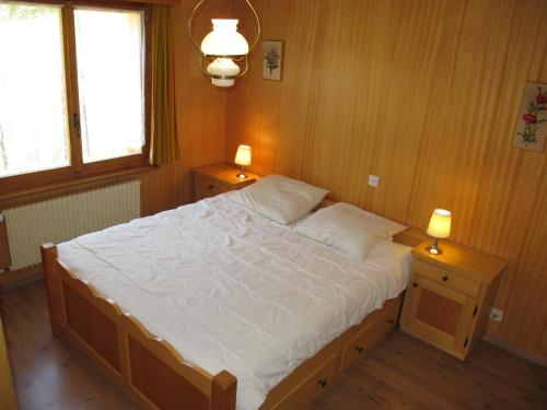 Residenz Le Stem 3 VERB111 في فيربير: غرفة نوم بسرير كبير مع مواقف ليلتين