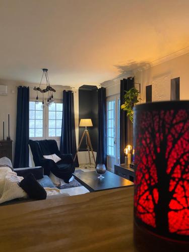 un salon avec un lit et un canapé dans l'établissement Villa calme avec piscine privée nimes, à Nîmes