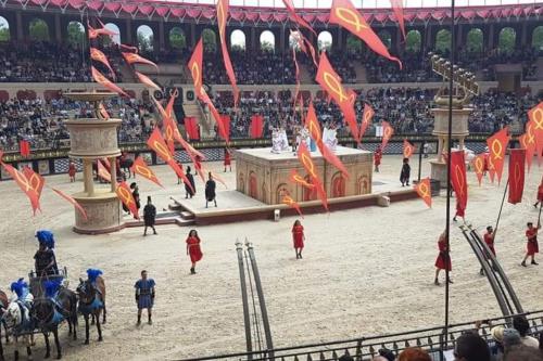 arena wypełniona ludźmi i flagami w cyrku w obiekcie L'Ange gîte de groupe proche du Puy du Fou w mieście Sevremont