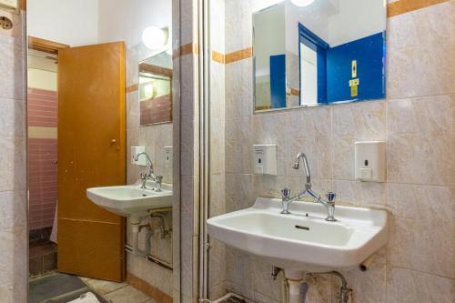 bagno con 2 lavandini e specchio di Sparta Team Hotel ad Atene