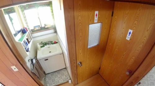 an overhead view of a bathroom with a sink at エコビレッジ地球人村 in Shimoichi