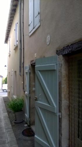 a green door on the side of a building at Gîte de Claire in Lectoure