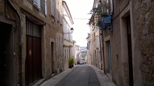 an empty alley with buildings on either side of it at Gîte de Claire in Lectoure