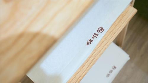 a box of chopsticks sitting on top of a table at 咻咻宿 Xiuxiu 電梯宅 in Taitung City
