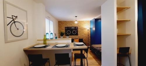 a room with a table and chairs and a bed at Zen Studio Le Granier Challes Centre - Parking in Challes-les-Eaux