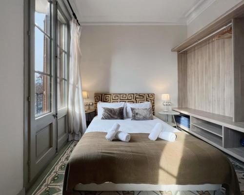 ein Schlafzimmer mit einem großen Bett mit zwei Kissen in der Unterkunft Stay U-nique Apartments Borbó II in Barcelona