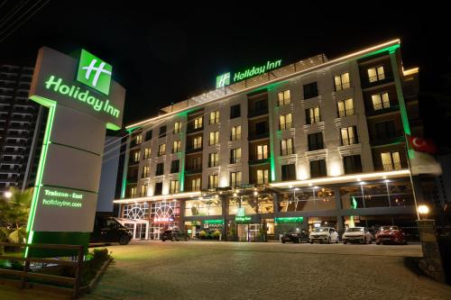 un bâtiment d'hôtel avec un panneau devant lui dans l'établissement Holiday Inn - Trabzon-East, an IHG Hotel, à Trabzon