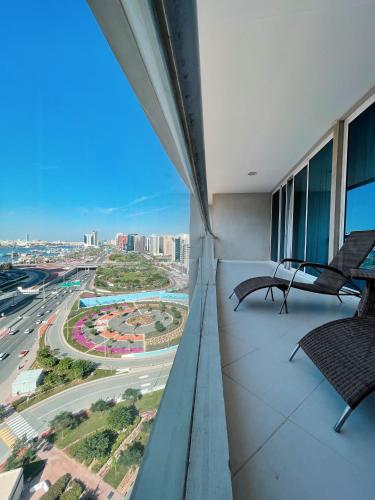 Μπαλκόνι ή βεράντα στο Flora Creek Deluxe Hotel Apartments, Dubai