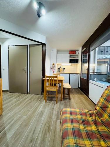 un salon avec une table et un canapé et une cuisine dans l'établissement Studio Hyper centre, aux Carroz d'Arâches