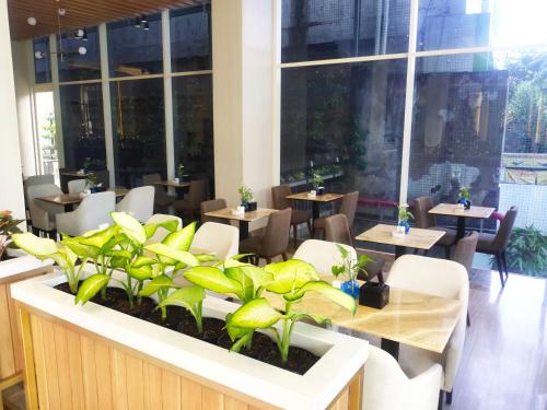 Un restaurante u otro lugar para comer en Surabaya River View Hotel