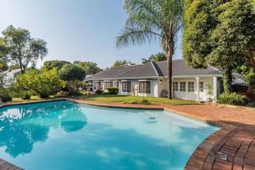 Bazen u ili blizu objekta Entire Villa in Secured Estate near Menlyn Maine