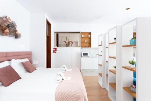 Un pat sau paturi într-o cameră la Valentino Loft Porto Center - by Guest SPA