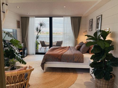 蘇澳鎮的住宿－WR光旅暖稻 ，一间卧室配有一张床,享有水景