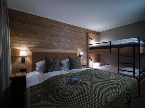 a bedroom with two bunk beds in a room at Skarsnuten Mountain Resort & SPA in Hemsedal