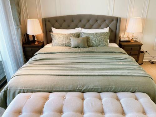 a bedroom with a large bed with a tufted headboard at WR Light Travel Warm Rice in Suao