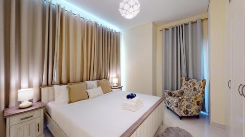 Postel nebo postele na pokoji v ubytování Modern 1BR with Pool View in Business Bay