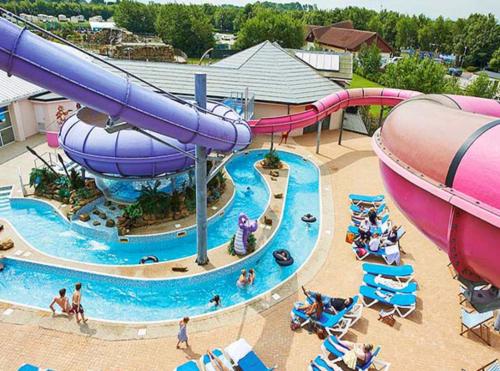 um parque aquático com escorrega e pessoas em cadeiras em Fabulous Modern Holiday Home BEACH Cleethorpes Beach Thorpe Park Haven em Cleethorpes