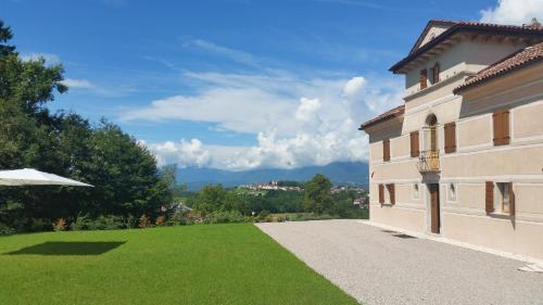 a building with a green lawn in front of it at Villa D'Or in Mel