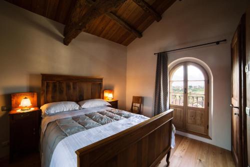 Un dormitorio con una cama grande y una ventana en Villa D'Or, en Mel