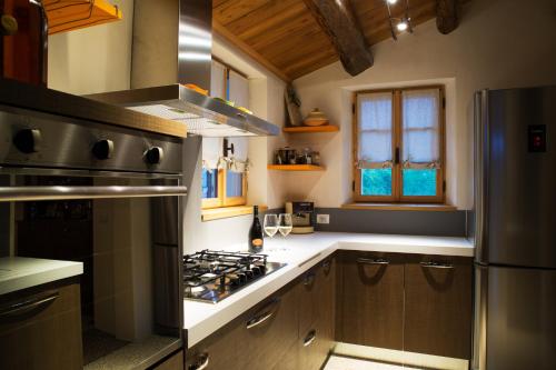 a kitchen with a stove and a refrigerator at Villa D'Or in Mel