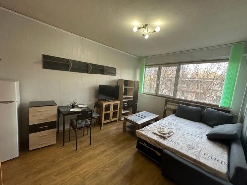 1 dormitorio con cama, escritorio y cocina en Skyway Apartment by LMG, en Sofía