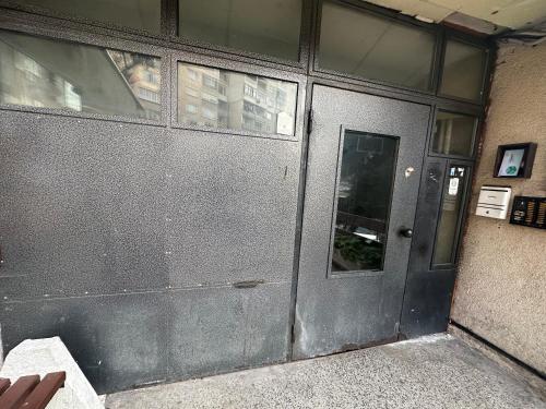 una puerta de metal de un edificio con ventana en Skyway Apartment by LMG, en Sofía