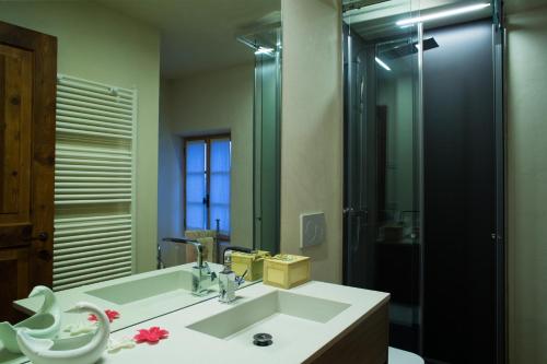 a bathroom with a sink and a mirror at Villa D'Or in Mel