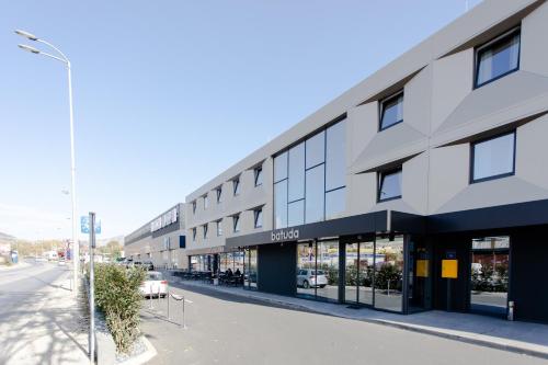 una calle vacía delante de un edificio en Hotel Batuda en Split