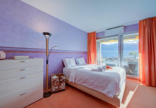 ロカルノにあるPanorama Maggiore Apartmentのベッドルーム1室(ベッド1台、ドレッサー、窓付)