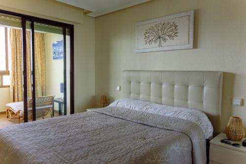 ベニドルムにあるSun&Beach View Apartmentsの窓付きの部屋にベッド付きのベッドルーム1室があります。
