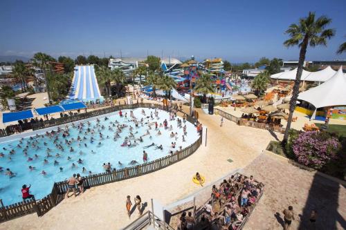 Une foule de gens dans une piscine dans un parc d'attractions dans l'établissement Nice - Paillon apartment by Stay in the heart of ..., à Nice