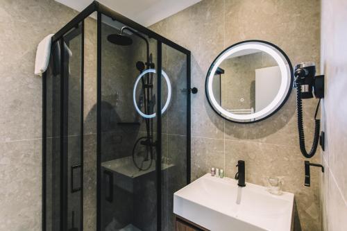 Bilik mandi di Hotel Batuda