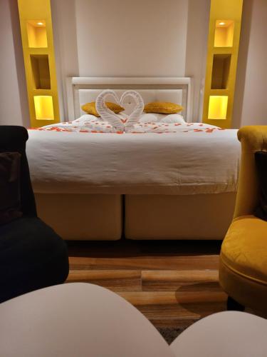 - une chambre avec un lit avec deux cœurs dans l'établissement SPA Celyna appartement avec jacuzzi privatif, à Lyon